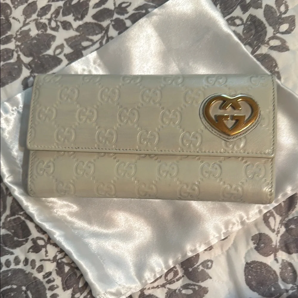 Gucci Guccissima Cream Leather Wallet with Gold GG Accent - Picture 1 of 10